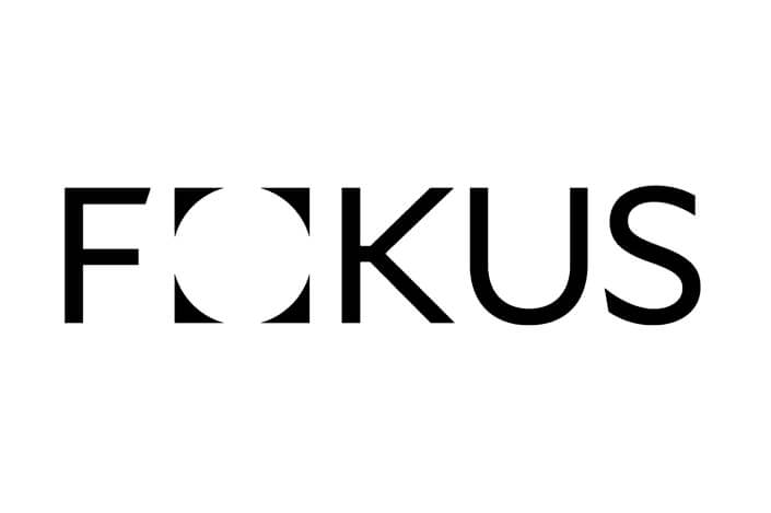 Ein schwarz-weißes Logo mit dem Wort Fokus.