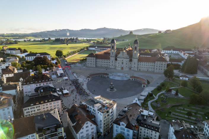 Eine Luftaufnahme einer Stadt in der Schweiz.