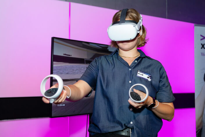 Eine Frau, die bei einer Veranstaltung ein VR-Headset trägt.