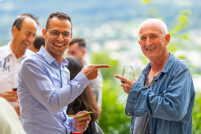 Ein Mann hält ein Glas Wein.