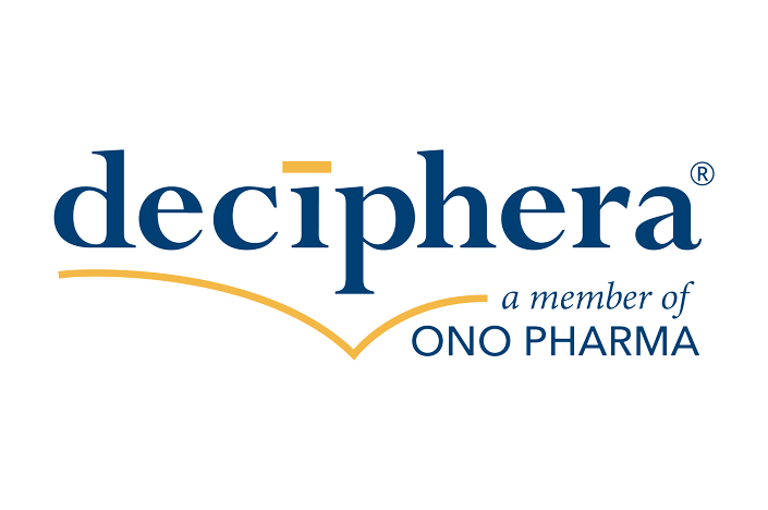 Deciphera-Logo mit dem Slogan "a member of ONO PHARMA" unterhalb des Firmennamens, mit blauem und goldenem Text und Akzenten.