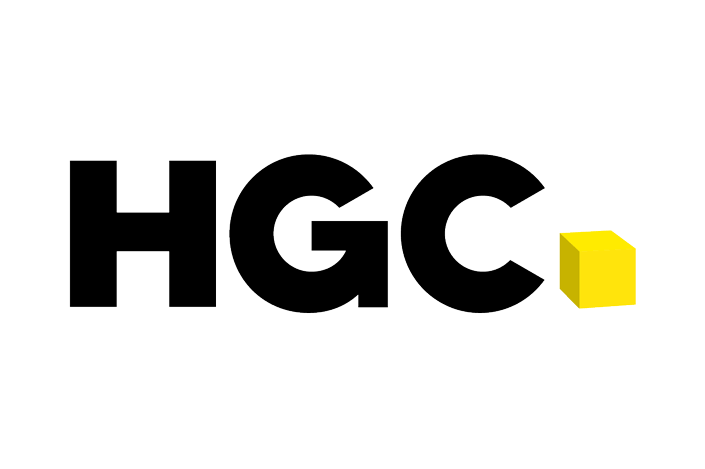 Auf die Buchstaben "HGC" in fetter schwarzer Schrift folgt ein kleiner gelber 3D-Würfel auf weißem Hintergrund.