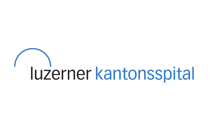 Logo für das Luzerner Kantonsspital mit einer blauen Halbkreislinie und dem Schriftzug "luzerner kantonsspital" in schwarzer und blauer Schrift.