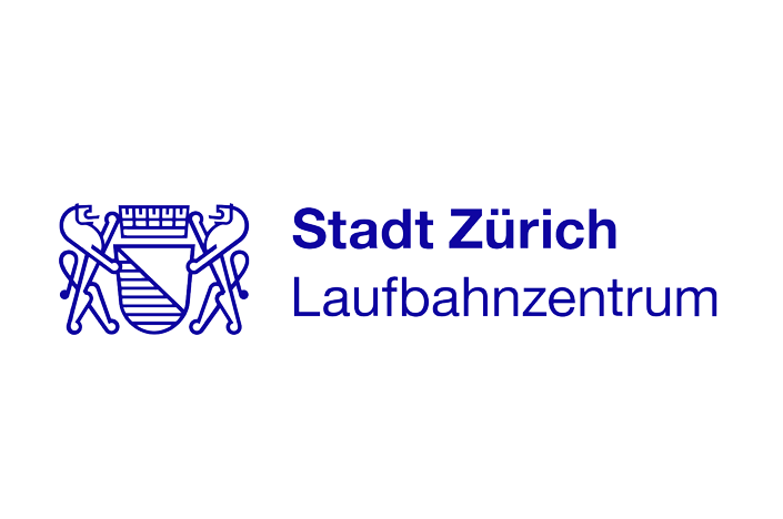 Logo für das Laufbahnzentrum der Stadt Zürich mit einem blauen Wappenschild, das von Werkzeugen flankiert wird, sowie dem Namen der Organisation in fetter und regelmässiger blauer Schrift auf weissem Grund.